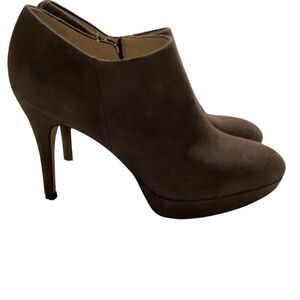 Vince Camuto brown suede ankle boot size 7.5‎
